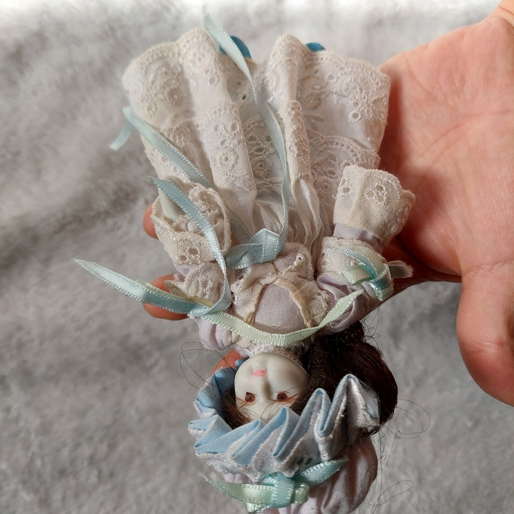 Beautiful Cottage 80s Vintage Porcelain Doll - Picture 9 of 9
